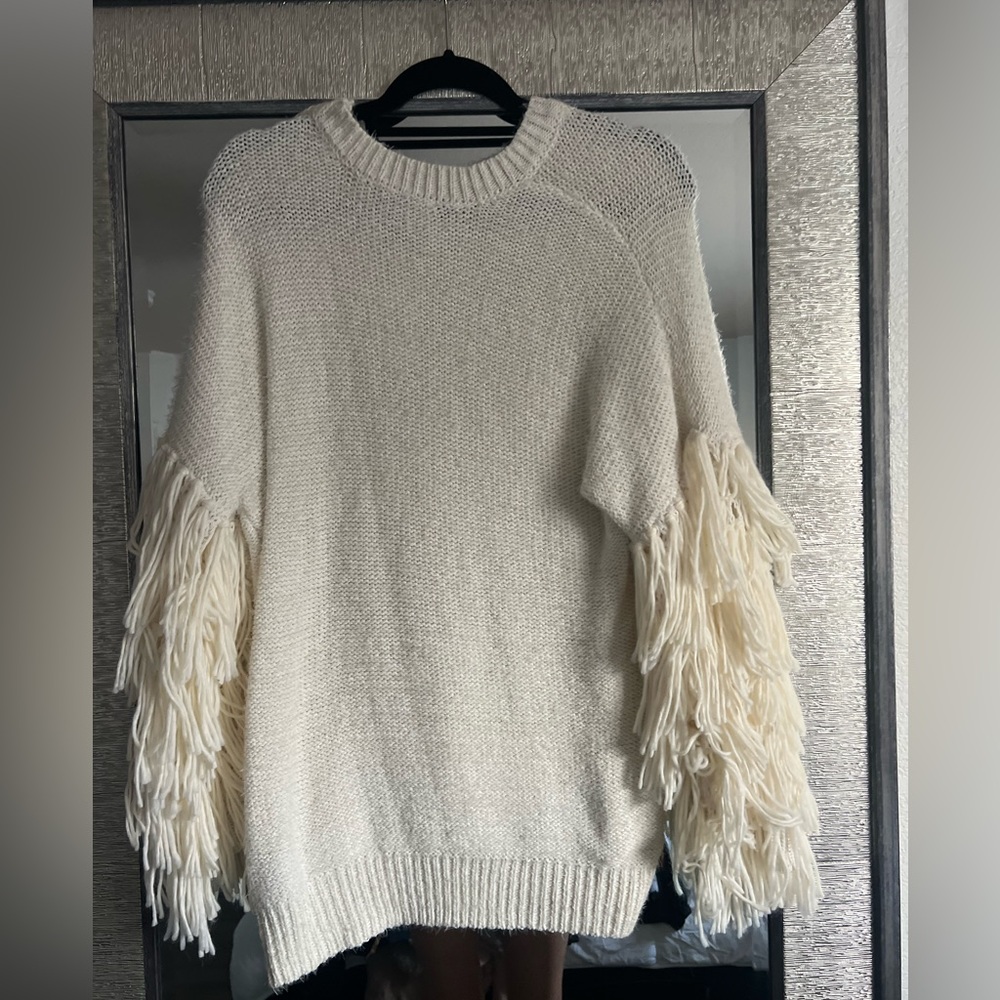 Long sleeve sweater.